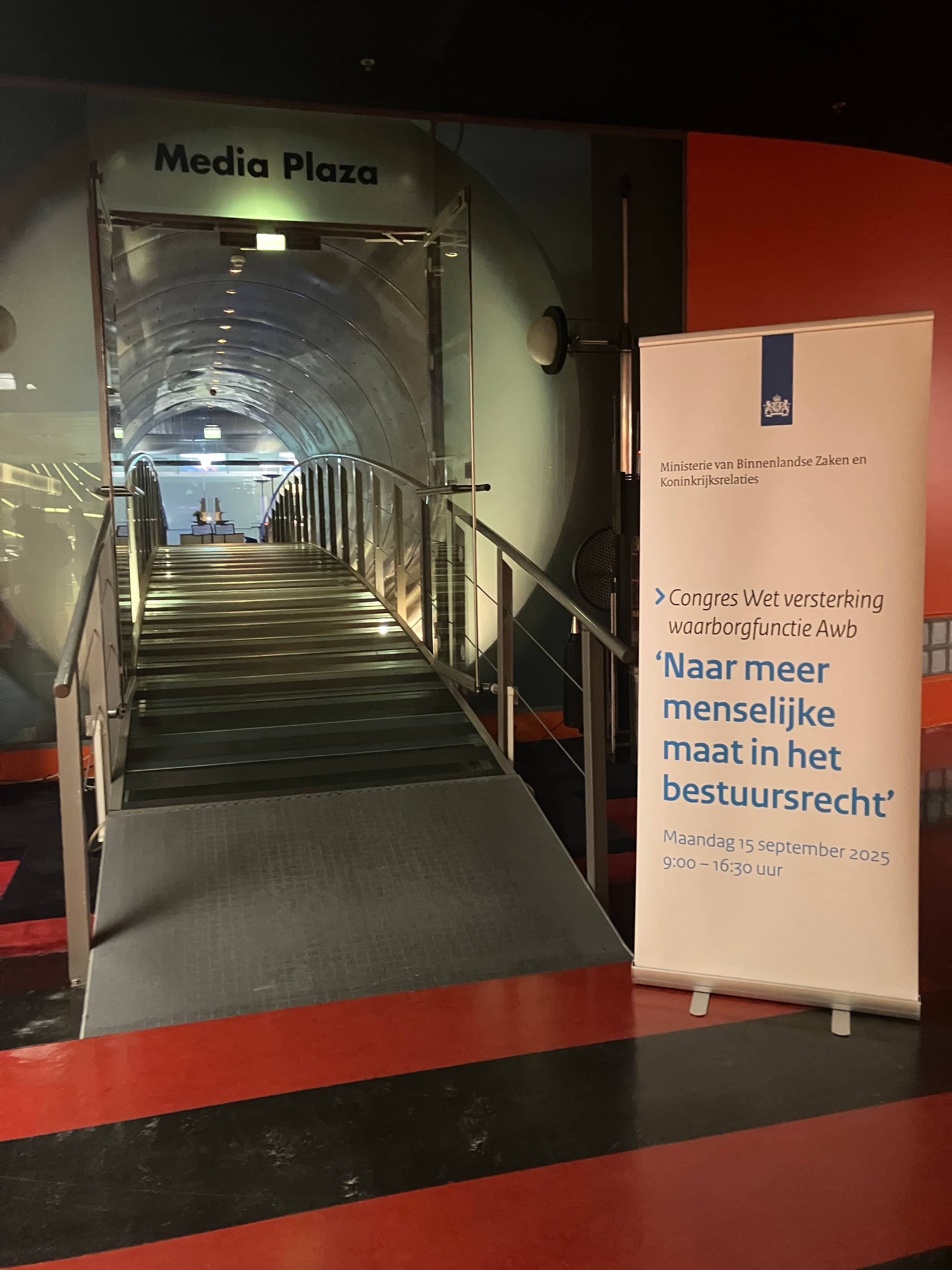 Foto van de ingang van de zaal waar het congres was