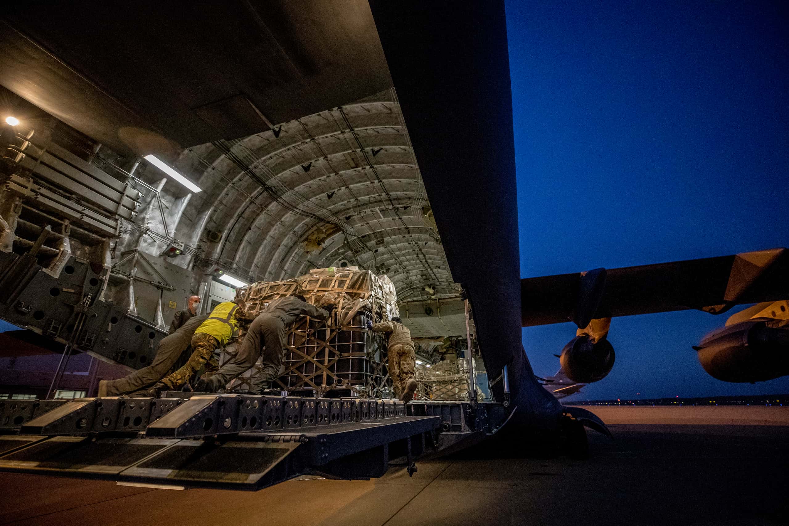 Belading C-17 met medische apparatuur en medicijnen voor Sint-Maarten