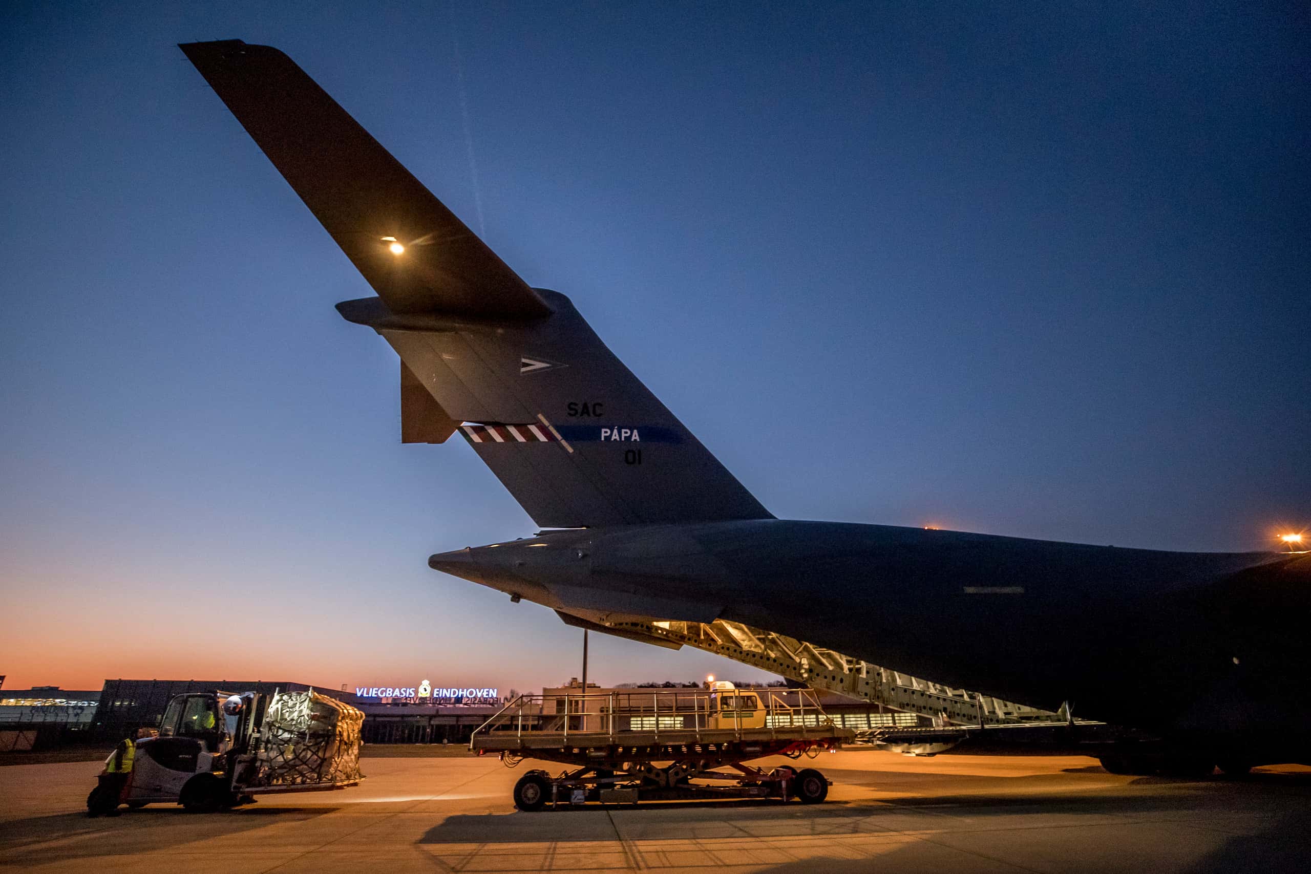 Belading C-17 met medische apparatuur en medicijnen voor Sint-Maarten